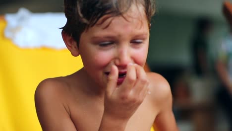 Niño-llorando-y-sollozando-incontrolablemente-en-cámara-lenta-de-120fps.-Clip-auténtico-Franco-de-joven-llorando-con-triste-expresión-infeliz