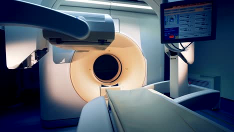 CAT-Scanner-befindet-sich-in-einem-dunklen-Krankenzimmer.-CT-oder-MRI-Scanner.