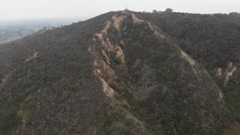 Tiro-largo-aéreo-volar-hacia-y-sobre-la-Soledad-del-Monte-en-San-Diego,-California