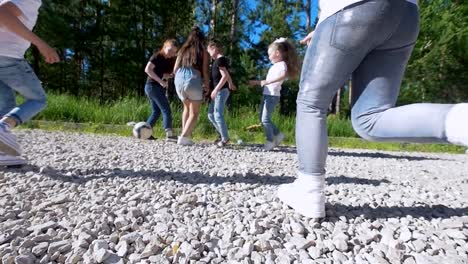 Meine-lieben-Kinder,-Hof-Fußball-zu-spielen,-im-Sommertag-unter-der-Sonne-im-park