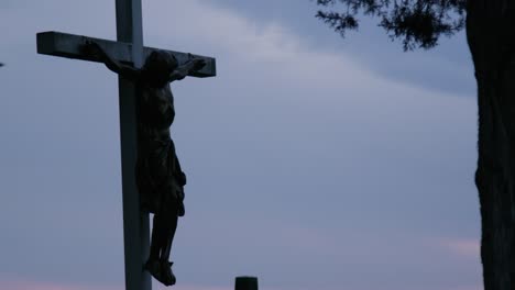 Kruzifix-Kreuz-bei-Sonnenuntergang-Friedhof