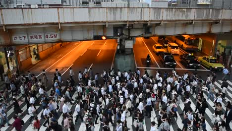 Ocupado-el-paso-de-cebra-en-Osaka-Japón