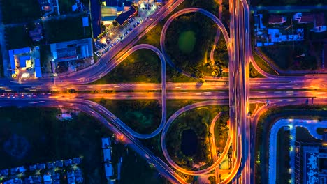 Lapso-de-tiempo-de-la-vista-aérea-de-la-autopista,-autopista-y-carretera-en-el-detalle-de-cruce-en-la-noche