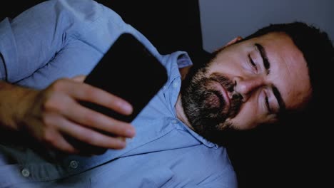 Un-hombre-triste-leyendo-malas-noticias-en-el-teléfono-móvil