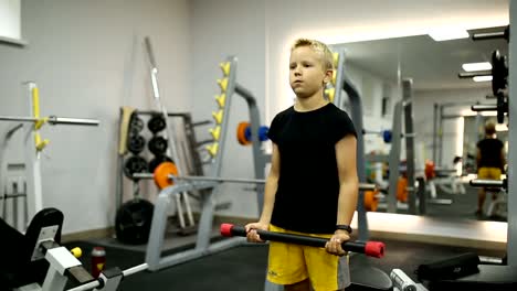 El-muchacho-en-el-gimnasio-es-jugar-deportes