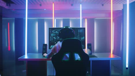 Profi-Gamer-spielen-und-gewinnen-in-First-Person-Shooter-Online-Videospiel-auf-seinem-persönlichen-Computer.-Filmmaterial-Fade-out-in-Bokeh.-Zimmer,-beleuchtet-von-Neonröhren-im-Retro-Arcade-Stil.-Cyber-Sport-Meisterschaft.