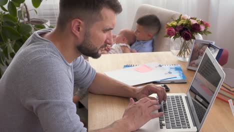 Centrado-papá-trabajando-y-niñera-con-los-niños