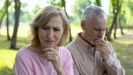 Pareja-de-ancianos-llorando,-frustrado-con-la-enfermedad-de-la-desesperación-relativa,-cercana