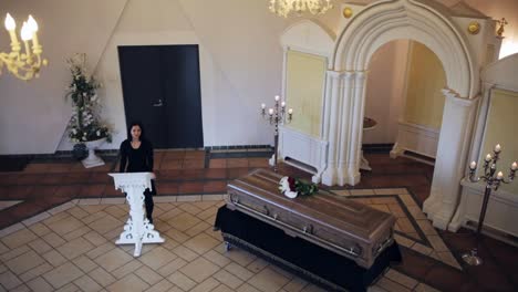 mujer-triste-y-el-ataúd-en-el-funeral-en-la-iglesia-ortodoxa