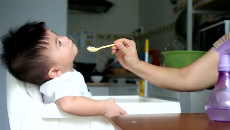 Bebé-se-niega-a-comer,-el-concepto-de-problemas-de-alimentación