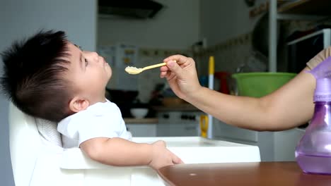 Baby-sich-weigert-zu-essen,-Feeding-Probleme-Konzept