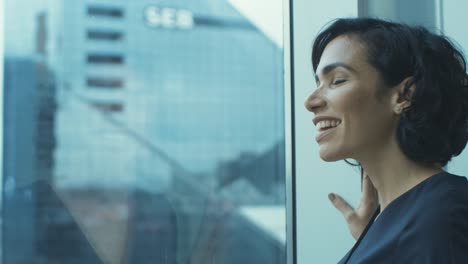 Close-up-Portrait-schöne-junge-Hispanic-Frau-Blick-aus-dem-Fenster-in-Staunen.