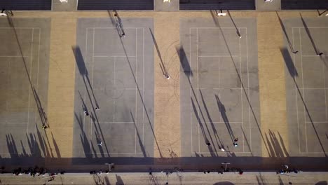 Vista-aérea-de-cuatro-pistas-de-baloncesto-en-un-entorno-urbano.