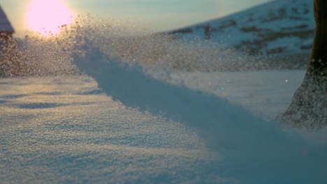 MOVIMIENTO-SLOW-CLOSE-UP:-Caballo-caminar-a-través-nieve-fresca-manta-al-atardecer-de-invierno