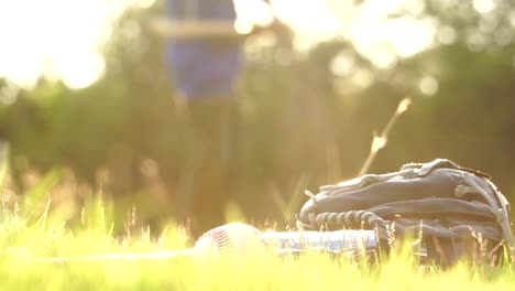 Equipamiento-para-el-deporte-de-béisbol-tendido-en-el-césped