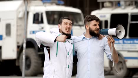 Wütend-Fußball-Fans-schreien-auf-Straße-in-ein-Megaphon.-Kaukasische-Leute-streiken.