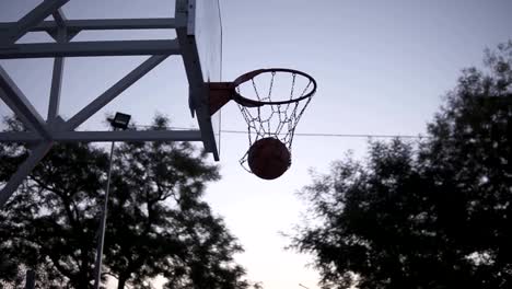 Junge-Frau-Basketball-Spieler-Training-im-Freien-auf-einem-Basketballfeld.-Morgen-Dämmerung