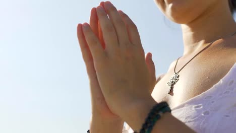 Sinnende-Frau-gefalteten-Händen-im-Namaste,-Yoga-Dankbarkeit-Pose,-beten-weiblich