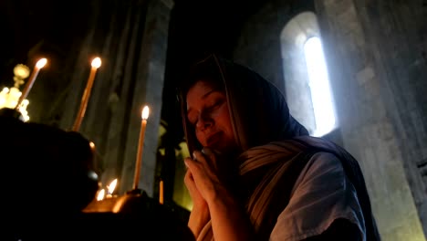 Frau-in-ein-Kopftuch-vor-einer-Ikone-in-der-orthodoxen-katholischen-Kirche-beten