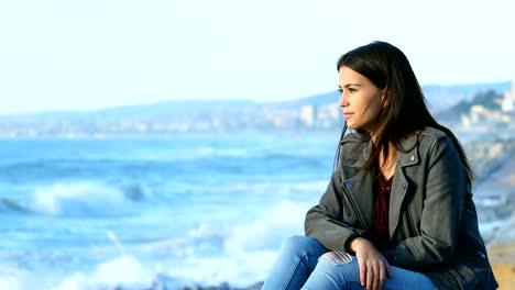 Teen-Blick-auf-Horizont-am-Strand-entspannt