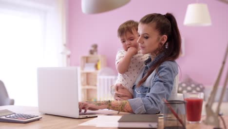 Mami-mit-Kleinkind-auf-Wohngebäude-arbeiten