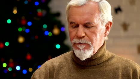 Depressed-old-man-drinking-champagne-alone-on-Christmas,-missing-children