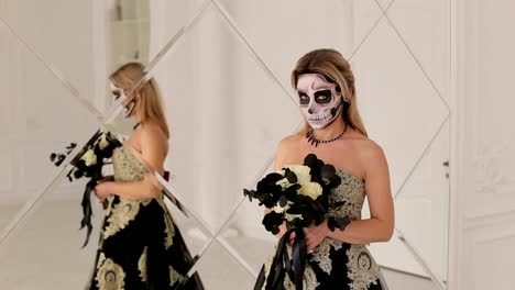 Ein-Mädchen-in-einem-Kleid-und-Make-up-in-Form-eines-Skeletts-auf-Halloween.