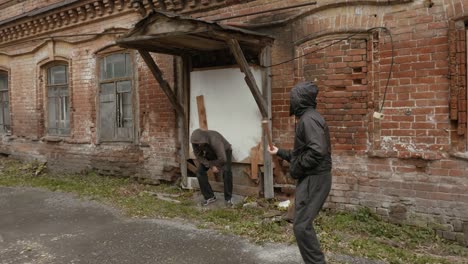 Männliche-Banditen-stoßen-Fäuste-und-warten,-dass-etwas-auf-Straße