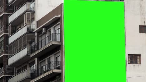 Cartelera-con-pantalla-verde-en-un-edificio.