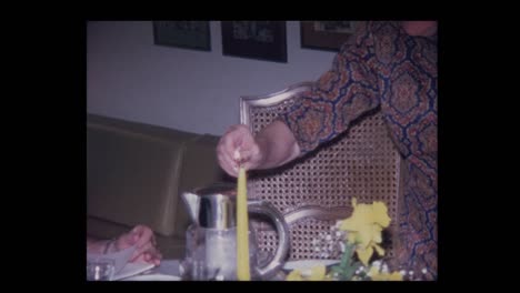 1971-anciana-enciende-velas-para-iniciar-la-seder-de-la-Pascua