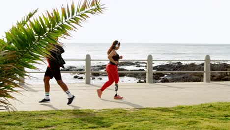 Pareja-para-correr-en-el-paseo-en-un-día-soleado-4k