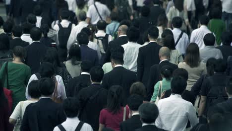 Multitud-de-hombres-de-negocios-va-a-funcionar-por-la-mañana-Tokio-Shinjyuku