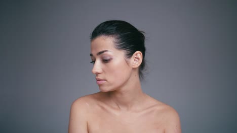 Foto-de-mujer-caucásica-joven-enojada,-mirando-a-cámara-con-expresión-escéptica-y-estricto