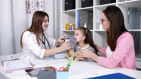 Niña-linda-que-la-inhalación-con-una-mascarilla-de-nebulizador-en-el-hospital.-Concepto-de-la-alergia-del-niño.