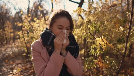 Allergische-Mädchen-in-einem-Wald-im-Herbst.