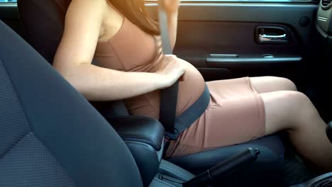 Pregnant-woman-take-car-safety-seat-belt