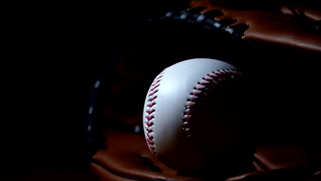 Lanzar-una-pelota-de-béisbol-con-un-guante-de-béisbol,-poner-en-una-luz-oscura