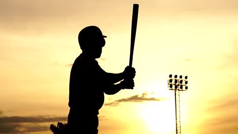 Jugador-de-béisbol-de-la-silueta-sosteniendo-un-bate-de-béisbol-para-golpear-los-ejercicios-de-la-pelota