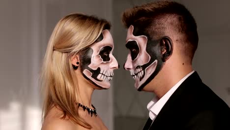 Porträt-eines-jungen-Paares-in-der-Halloween-Maske.-Nahaufnahme.