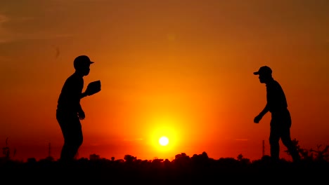 Silhouette-Baseball,-zwei-Männer-übten,-wie-sie-einen-Baseball-warfen-und-sich-trafen