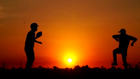 Silhouette-Baseball,-zwei-Männer-übten,-wie-sie-einen-Baseball-warfen-und-sich-trafen