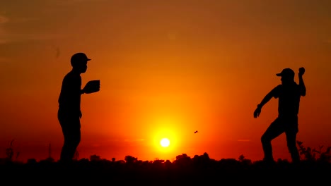 Silhouette-Baseball,-zwei-Männer-übten,-wie-sie-einen-Baseball-warfen-und-sich-trafen