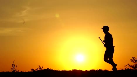 Hombre-de-silueta-con-un-bate-de-béisbol,-el-béisbol-está-corriendo-para-el-ejercicio