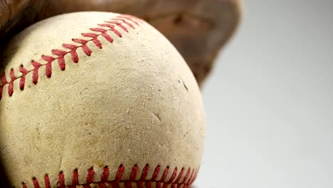 alter-Baseball-Handschuh-mit-Ball