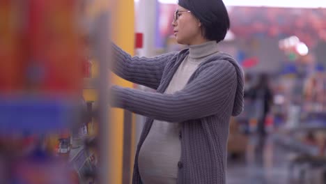 Mujer-asiática-embarazada-comprando-en-el-mercado