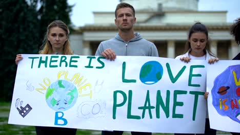 Voluntarios-sosteniendo-carteles-sobre-contaminación-ambiental,-problemas-de-residuos-plásticos