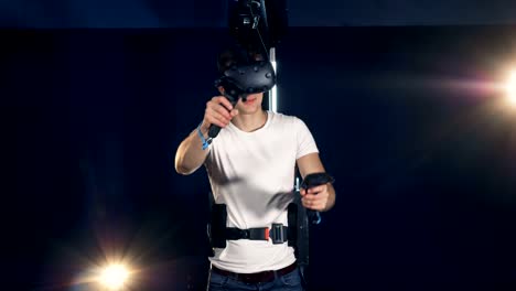 Junger-Mann-spielt-Spiele-in-VR-Ausrüstung.-Robotische-VR-kyberneeische-Gaming-System.