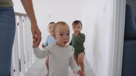 Asian-Boy-Triplets-Aprender-a-caminar-en-casa-con-mamá