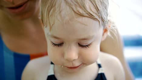 El-niño-come-galletas.-El-niño-después-de-comer-en-la-piscina-come-galletas.