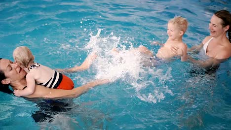 Piscina.-Las-madres-enseñan-a-los-niños-pequeños-a-nadar.